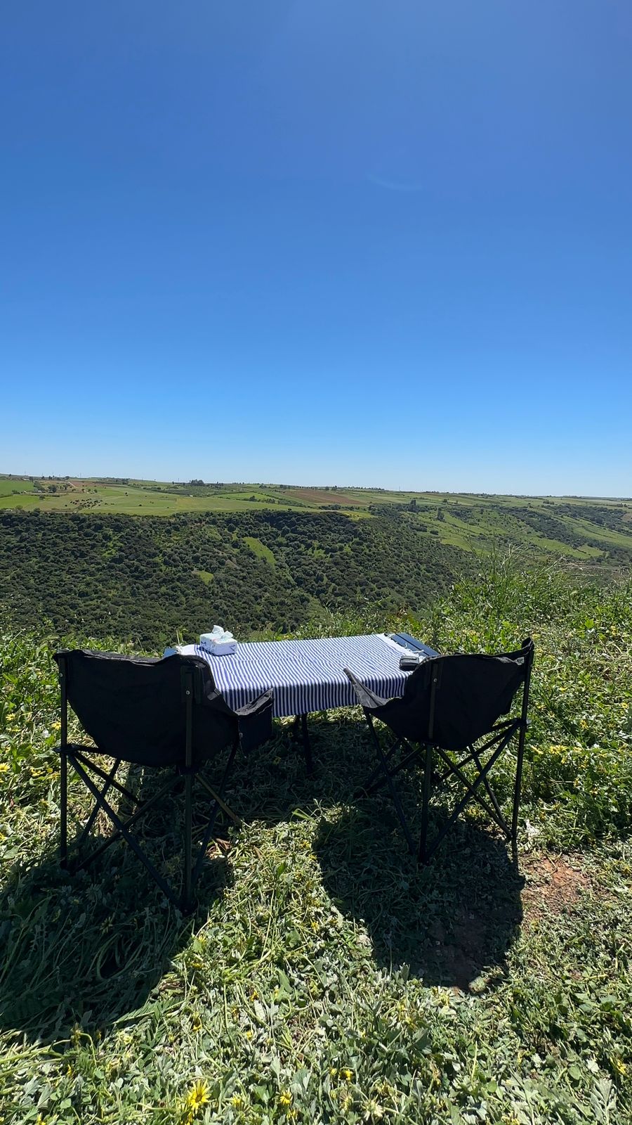 طابلة بيكنيك محمولة مع 2 كراسي – الراحة ديالك فكل خرجة